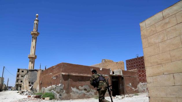 A member of the Syrian Democratic Forces (SDF), made up of an alliance of Kurdish and Arab fighters, crosses a street on June 27, 2017 in the suburb of Dariya on the western city limits of Raqa after the area was seized by SDF from the jihadists. (AFP Photo) A member of the Syrian Democratic Forces (SDF), made up of an alliance of Kurdish and Arab fighters, crosses a street on June 27, 2017 in the suburb of Dariya on the western city limits of Raqa after the area was seized by SDF from the jihadists. (AFP Photo)
