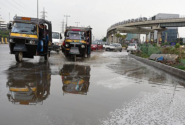Commuters were caught unawares by the brief spell of showers on Wednesday. (Sanjeev Verma/HT PHOTO) Commuters were caught unawares by the brief spell of showers on Wednesday. (Sanjeev Verma/HT PHOTO)