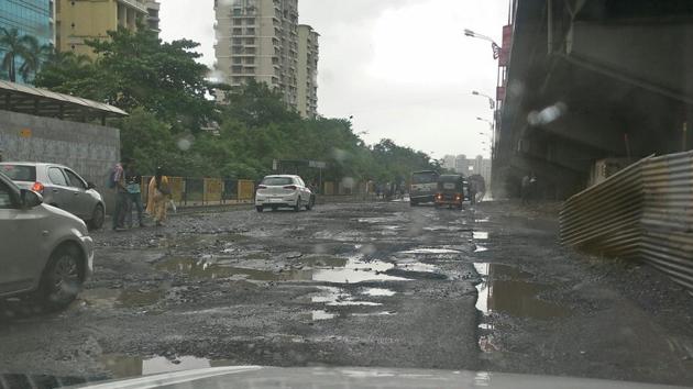 Commuters on the Sion-Panvel highway reported severe traffic congestion near Kharghar. (Nibandh Vinod/HT photo) Commuters on the Sion-Panvel highway reported severe traffic congestion near Kharghar. (Nibandh Vinod/HT photo)