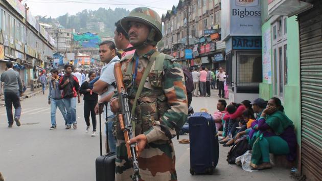With the all-party unanimously deciding to continue the bandh, this scene on the streets of Darjeeling is not going to change in the near future. (HT Photo) With the all-party unanimously deciding to continue the bandh, this scene on the streets of Darjeeling is not going to change in the near future. (HT Photo)