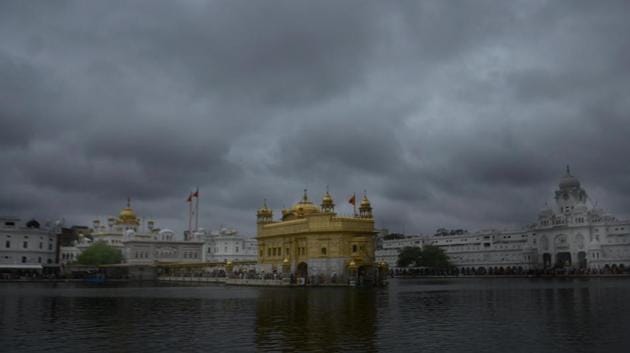 A view of the Golden Temple on a cloudy day in Amritsar on Thursday, June 29, 2017.(Sameer Sehgal/HT)