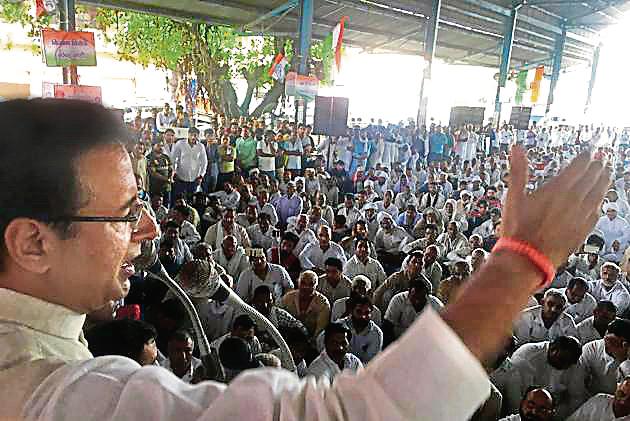 Congress leader Randeep Singh Surjewala addresses farmers at the protest at Anaj Mandi, Sohna, on Thursday Congress leader Randeep Singh Surjewala addresses farmers at the protest at Anaj Mandi, Sohna, on Thursday