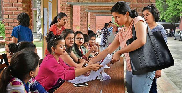 Even without reservation of seats, approximately half the students (28,731 out of 57,739) who got admission in DU colleges last year were from Delhi. (Sushil Kumar/HT PHOTO) Even without reservation of seats, approximately half the students (28,731 out of 57,739) who got admission in DU colleges last year were from Delhi. (Sushil Kumar/HT PHOTO)