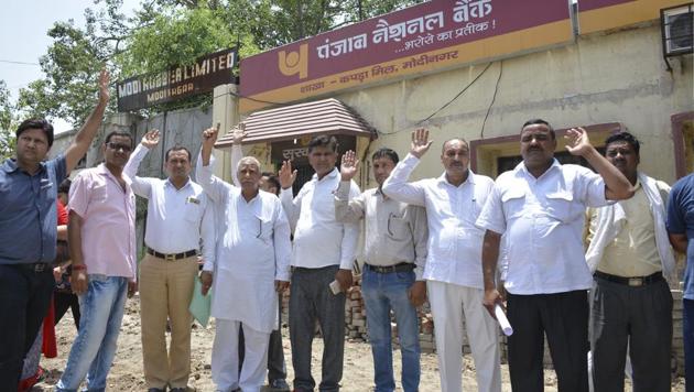 Angry customers outside the bank premises after the loot. (HT File Photo) Angry customers outside the bank premises after the loot. (HT File Photo)