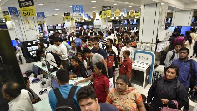 People throng to buy electronic goods in Mumbai on Thursday, a day before implementation of GST.(Anshuman Poyrekar/HT Photo)