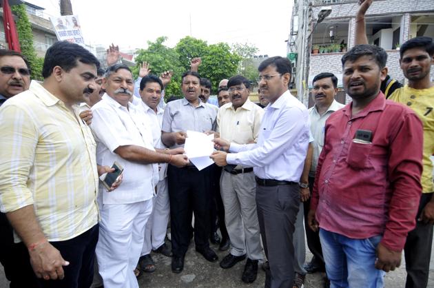 The ex-servicemen submitted a memorandum to the magistrate after the protest. (Sunil Ghosh/HT PHOTO) The ex-servicemen submitted a memorandum to the magistrate after the protest. (Sunil Ghosh/HT PHOTO)