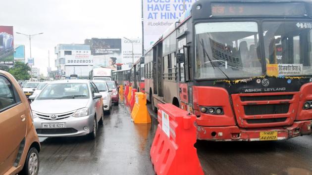 To solve the problem of traffic congestion in Hinjewadi, a bus lane has been created with 100 traffic barriers exclusively for use during peak office hours in the morning from 08:00 AM to 11.30 AM.(HT PHOTO)