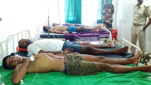 The prisoners, who fell unconscious during hunger strike, undergoing treatment at Bhabua sadar hospital. (Mukul Jaiswal/HT photo) The prisoners, who fell unconscious during hunger strike, undergoing treatment at Bhabua sadar hospital. (Mukul Jaiswal/HT photo)