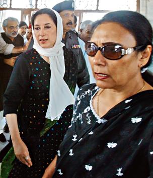 Assassinated former Pakistani prime minister Benazir Bhutto (L) arrives with her political secretary Nahid Khan (R) at the mausoleum of Mohammad Ali Jinnah for prayers, in Karachi 22 October 2007.(Aamir Qureshi/AFP)