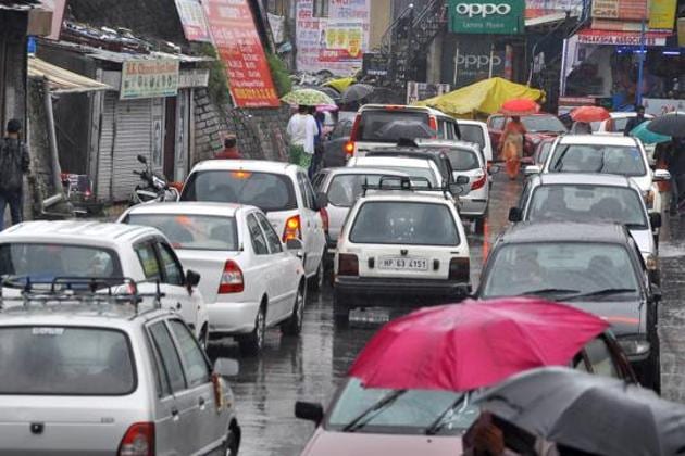 Air-quality monitoring of Shimla shows that pollution on the roads surges between 10am and 6pm. Experts attribute the decline in air quality to increase in traffic. (Deepak Sansta / HT) Air-quality monitoring of Shimla shows that pollution on the roads surges between 10am and 6pm. Experts attribute the decline in air quality to increase in traffic. (Deepak Sansta / HT)