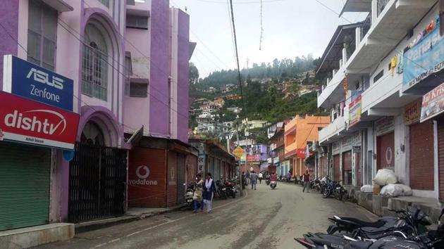 A market wears deserted look in Pauri Garhwal on Friday. (HT Photo) A market wears deserted look in Pauri Garhwal on Friday. (HT Photo)