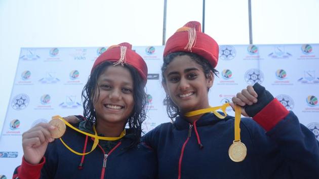 Maharashtra swimmers Vedika Amin and Sanjiti Saha photo finished to win joint gold medal along with new national record.(HT Photo)