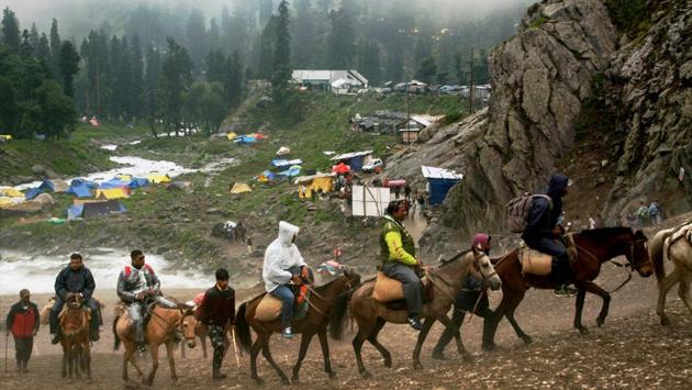 Amarnath pilgrims proceed towards the holy cave shrine at Chandanwari in south Kashmir on Thursday.(PTI)