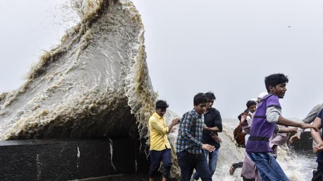 Mumbai Woman Jumps Into Sea At Marine Drive, Dies | Mumbai News ...