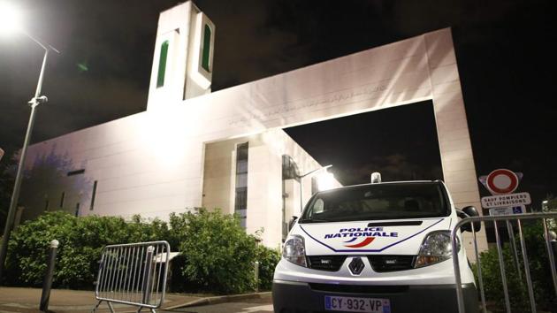 A police vehicle is stationed outside a mosque June 29, 2017 in the Paris suburb of Creteil after a man tried to drive a car into a crowd front of the Islamic religious facility. (AFP Photo) A police vehicle is stationed outside a mosque June 29, 2017 in the Paris suburb of Creteil after a man tried to drive a car into a crowd front of the Islamic religious facility. (AFP Photo)