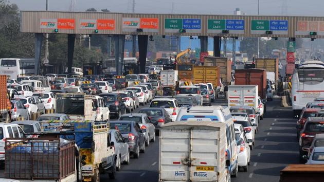 Over 1.25 lakh vehicles cross the Kherki Daula toll plaza daily and as per a detailed analysis conducted by highway concessionaire MCEPL, there are 80,000 vehicles from which toll can be charged. (HT File Photo) Over 1.25 lakh vehicles cross the Kherki Daula toll plaza daily and as per a detailed analysis conducted by highway concessionaire MCEPL, there are 80,000 vehicles from which toll can be charged. (HT File Photo)