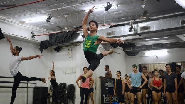 Indian ballet dancer Amiruddin Shah (in green) practises at a dance academy in Mumbai.(AFP/PUNIT PARANJPE) Indian ballet dancer Amiruddin Shah (in green) practises at a dance academy in Mumbai.(AFP/PUNIT PARANJPE)