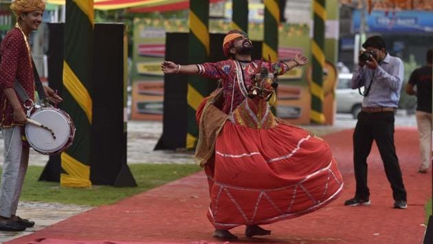 The event attempted to rope in people with mango-eating competitions and cultural programmes. (Raj K Raj/HT PHOTO) The event attempted to rope in people with mango-eating competitions and cultural programmes. (Raj K Raj/HT PHOTO)
