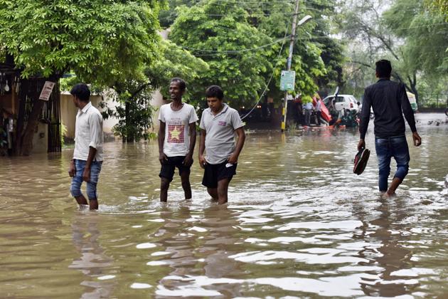 Roads in sectors 4, 7, parts of 15, 21, 22, Udhyog Vihar, Carter Puri, Old Gurgaon Road, Lakshman Vihar, Arjun Nagar, Sushant Lok-1, MG Road, Iffco Chowk , Hero Honda Chowk and Dhanwapur Road were worst affected. (Sanjeev Verma/HT PHOTO) Roads in sectors 4, 7, parts of 15, 21, 22, Udhyog Vihar, Carter Puri, Old Gurgaon Road, Lakshman Vihar, Arjun Nagar, Sushant Lok-1, MG Road, Iffco Chowk , Hero Honda Chowk and Dhanwapur Road were worst affected. (Sanjeev Verma/HT PHOTO)