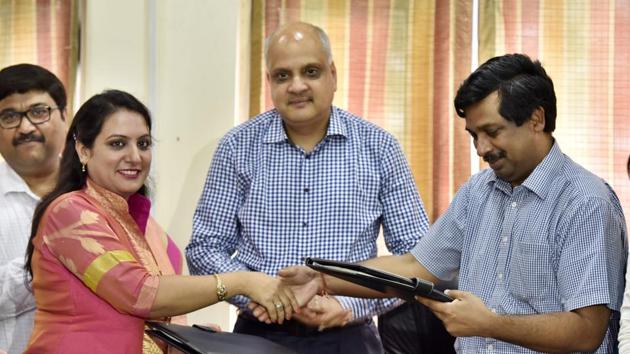 Gurgaon and Faridabad officials sign an MoU.(Sanjeev Verma/HT PHOTO) Gurgaon and Faridabad officials sign an MoU.(Sanjeev Verma/HT PHOTO)