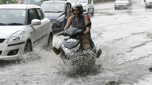 But heavy showers have already started causing waterlogging leading to traffic jams on the road. (Vipin Kumar/HT PHOTO) But heavy showers have already started causing waterlogging leading to traffic jams on the road. (Vipin Kumar/HT PHOTO)