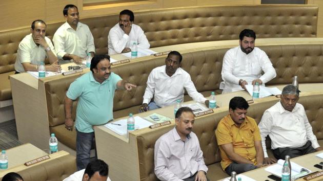 BJP councillor Satish Kainth makes a point during the monthly House meeting of the Chandigarh MC on Friday. Councillors, mayor questioned officials over going soft on some tax defaulters. (Ravi Kumar/HT) BJP councillor Satish Kainth makes a point during the monthly House meeting of the Chandigarh MC on Friday. Councillors, mayor questioned officials over going soft on some tax defaulters. (Ravi Kumar/HT)