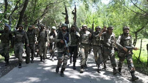 Security forces after the encounter in Anantnag ended. Two civilians were killed in the crossfire. (Waseem Andrabi/HT) Security forces after the encounter in Anantnag ended. Two civilians were killed in the crossfire. (Waseem Andrabi/HT)