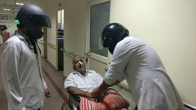 Doctors at New Delhi’s AIIMS recently turned up at work wearing helmet, to protest against a string of assaults(HT Photo)