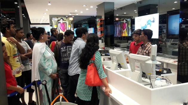 Scores of Thane residents flocked to a nearby mall early on Saturday. (Praful Gangurde) Scores of Thane residents flocked to a nearby mall early on Saturday. (Praful Gangurde)