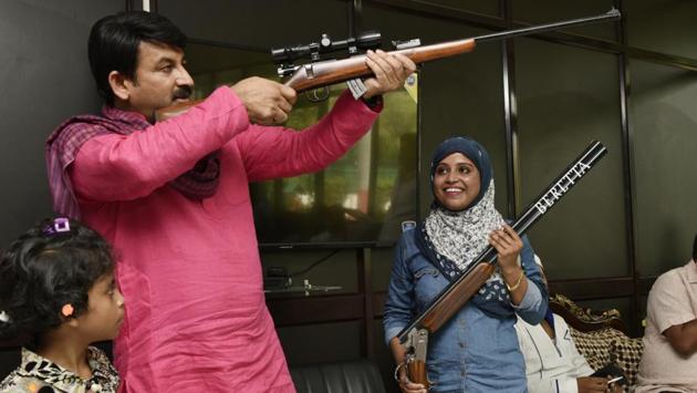 Delhi BJP president Manoj Tiwari seen with national level shooter Ayisha Falaq at his residence in New Delhi. Ayisha fired her licensed .32 bore pistol at the kidnappers in self-defence and saved a relative’s life. (Vipin Kumar / HT Photo)