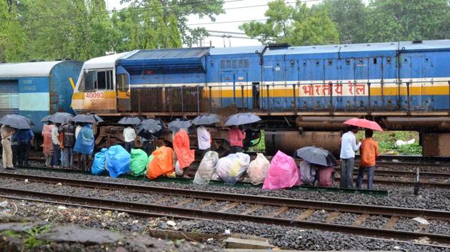 Two wheels of the Hazrat Nizamuddin- Earnakulam Mangala Lakshdweep Express derailed at Kalyan junction affecting CR rail services in Kalyan, Maharashtra. (Rishikesh Choudhary / HT Photo)