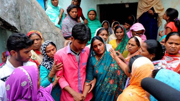 Mariyam Khatoon (centre in green saree), widow of Alimuddin who was lynched by a mob for carrying beef in Ramgarh, Jharkhand, on June 30.(Parwaz Khan/ Hindustan Times)