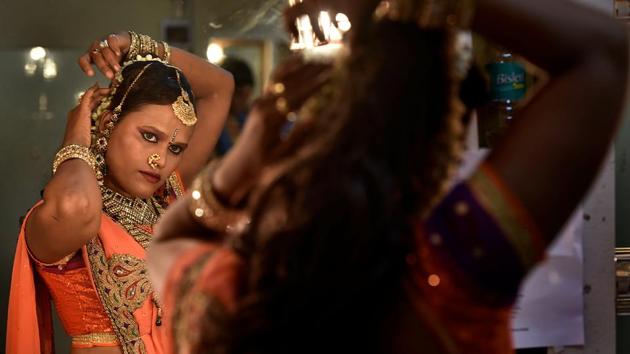 Pooja, just before her performance on Saturday.  The event was organised by the Tweet Foundation (Transgender Welfare Equity and Empowerment Trust) and the Humsafar Trust.   (Anshuman Poyrekar/HT Photo) 