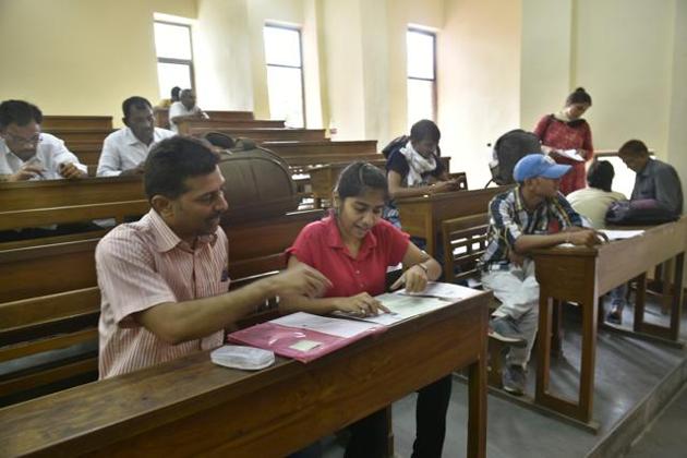 The highest cutoff for Mathematics is at Hindu College at 96.75% and the lowest is at Shaheed Rajguru College of Applied Sciences for Women at 90%.(Sushil Kumar/HT PHOTO)