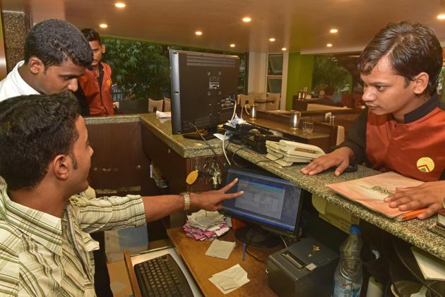 A hotelier explains GST concept for bills to his staff at a restaurant in Erandvane in Pune on Saturday.(Pratham Gokhale/HT Photo)