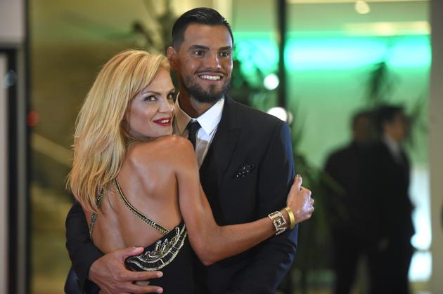 Manchester United goalkeeper Sergio Romero poses with his wife. (AFP)