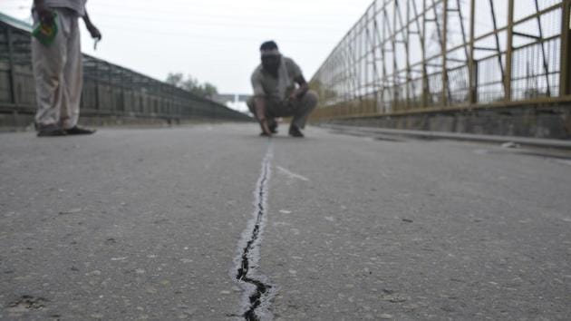 The committee report, a preliminary assessment of the bridge’s condition, stated that the bridge overshot its lifespan by nearly 10 years as the wires and steel on the beam of the superstructure got exposed in 2009. (Sakib Ali/HT Photo) The committee report, a preliminary assessment of the bridge’s condition, stated that the bridge overshot its lifespan by nearly 10 years as the wires and steel on the beam of the superstructure got exposed in 2009. (Sakib Ali/HT Photo)