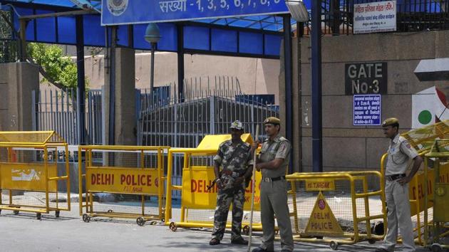 Security personnel guards the gate of Tihar Jail. (Vipin Kumar/HT File Photo) Security personnel guards the gate of Tihar Jail. (Vipin Kumar/HT File Photo)