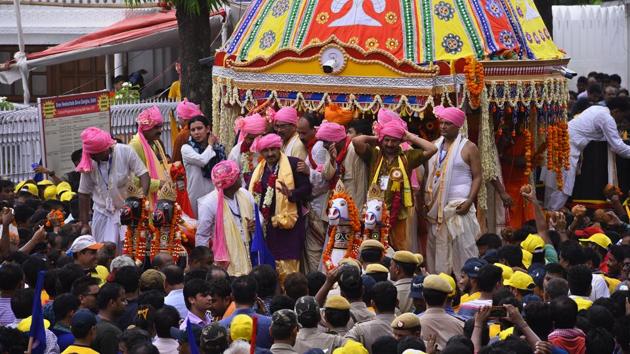 BJP President Manoj Tiwari participates in Lord Jagannath Rath Yatra at Hauz Khas in New Delhi, India. (Arun Sharma / HT Photo)