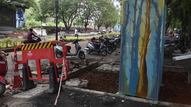 Durga Shanker Mishra, additional secretary, ministry of urban development, visited Aundh road on Saturday to check the progress of the project.(Pratham Gokhale/HT PHOTO)