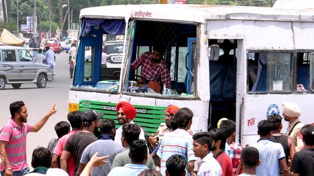 Family members of Paras, who was murdered in a clash , vandalised a PRTC bus at Fountain Chowk in Patiala on Saturday. (Bharat Bhushan/HT Photo) Family members of Paras, who was murdered in a clash , vandalised a PRTC bus at Fountain Chowk in Patiala on Saturday. (Bharat Bhushan/HT Photo)