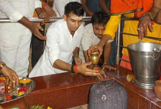 Bihar health minister Tej Pratap Yadav performing ‘rudrabhishek’ of Lord Shiva at a temple in Sonepur (HT file photo) Bihar health minister Tej Pratap Yadav performing ‘rudrabhishek’ of Lord Shiva at a temple in Sonepur (HT file photo)