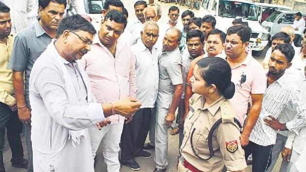 Police officer Shrestha Thakur standing her ground against BJP protesters at the district court compound in Bulandshahr on Friday.(HT File Photo)