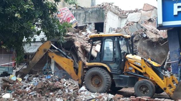 Debris of the collapsed building are being cleared in East Delhi’s Laxmi Nagar. (Sushil/HT Photo) Debris of the collapsed building are being cleared in East Delhi’s Laxmi Nagar. (Sushil/HT Photo)