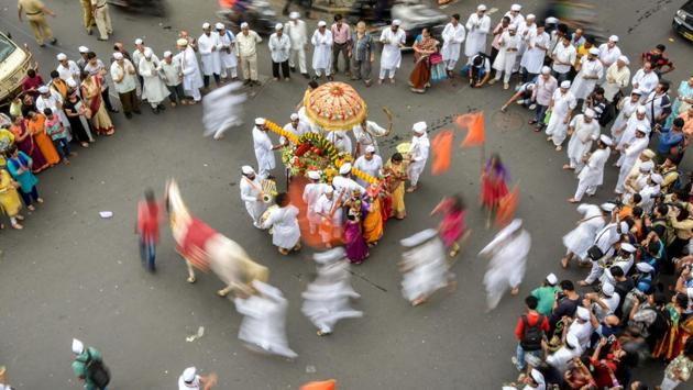 Events such as Ringan are held during the pilgrimage. During the Ringan, an unmounted sacred horse called Maulincha Ashva, believed to be the soul of the saint whose idol is being carried, runs through the rows of pilgrims, who try catching the dust particles kicked off. (Kunal Patil/HT Photo) 