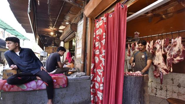 While the MCG has said it has issued the licences for the first time, hundreds of meat shops have been operating in Gurgaon for years. (Sanjeev Verma/HT File) While the MCG has said it has issued the licences for the first time, hundreds of meat shops have been operating in Gurgaon for years. (Sanjeev Verma/HT File)