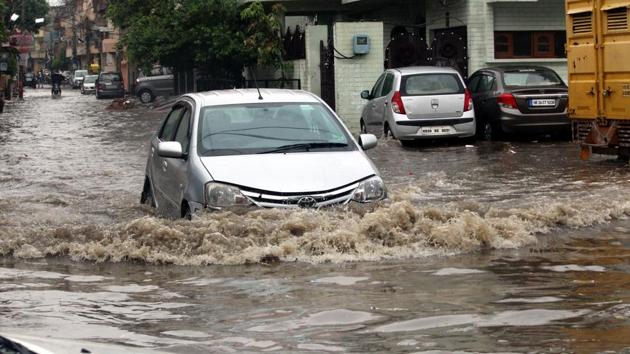 Gurgaon: Waterlogging continues in many areas - Hindustan Times