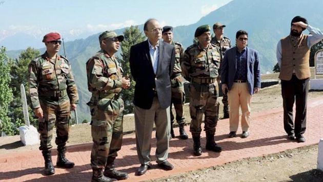 Defence minister Arun Jaitley with GOC of Baramulla based Division, Maj Gen RP Kalita during a visit to the forward areas of Rampur Sector of North Kashmi, in this file photo from May 19. (PTI)