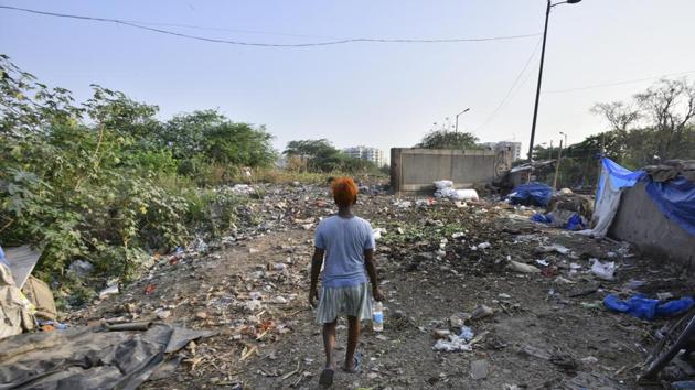 Hundreds of homeless, rickshaw pullers and slum dwellers live in these areas and most of them still go to the Yamuna banks to relieve themselves every day.(Arun Sharma/HT PHOTO) Hundreds of homeless, rickshaw pullers and slum dwellers live in these areas and most of them still go to the Yamuna banks to relieve themselves every day.(Arun Sharma/HT PHOTO)