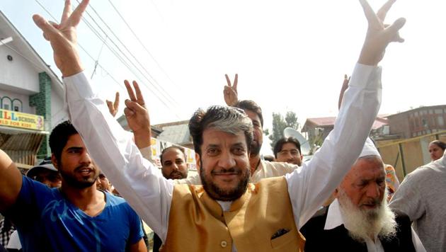 Separatist leader and chairman Democratic Freedom Party (DFP) Shabir Ahmad Shah shows the victory sign prior to his departure for New Delhi for talks with Pakistan's National Security Adviser Sartaj Aziz, in Srinagar. (Abid Bhat/ Hindustan Times) Separatist leader and chairman Democratic Freedom Party (DFP) Shabir Ahmad Shah shows the victory sign prior to his departure for New Delhi for talks with Pakistan's National Security Adviser Sartaj Aziz, in Srinagar. (Abid Bhat/ Hindustan Times)